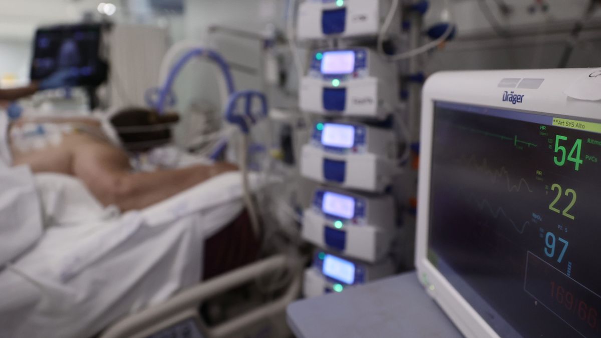 EuropaPress 4098936 constantes vitales pantalla paciente ingresada uci hospital enfermera EuropaPress 4098936 constantes vitales pantalla paciente ingresada uci hospital enfermera