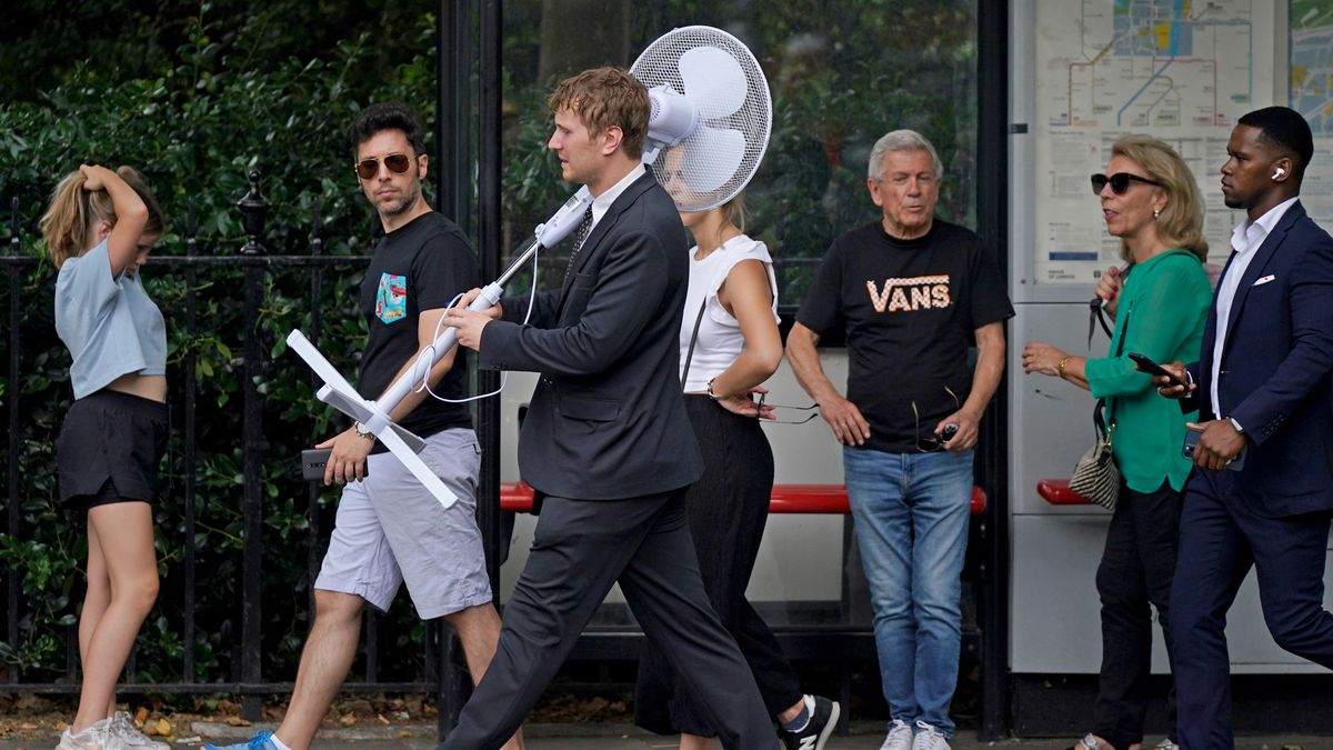 EuropaPress 4571771 12 july 2022 united kingdom london an office worker carries large fan EuropaPress 4571771 12 july 2022 united kingdom london an office worker carries large fan
