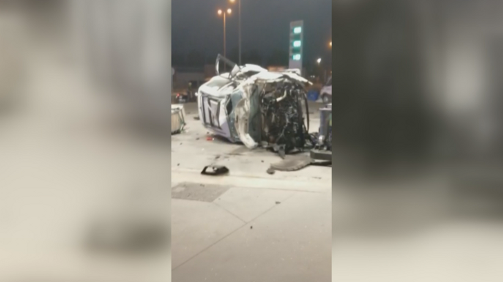 Fallece un hombre tras chocar con su coche contra una gasolinera y arrancar un surtidor en Granada