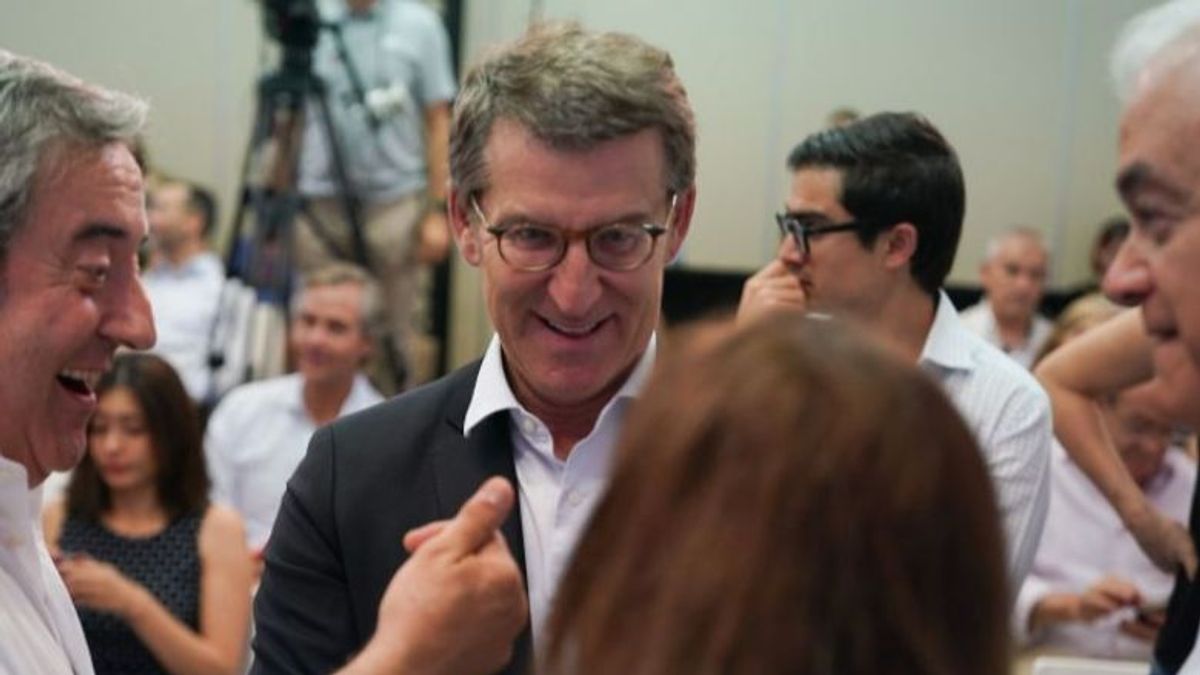 Feijóo charla con algunos asistentes a la escuela de verano del PP Feijóo charla con algunos asistentes a la escuela de verano del PP