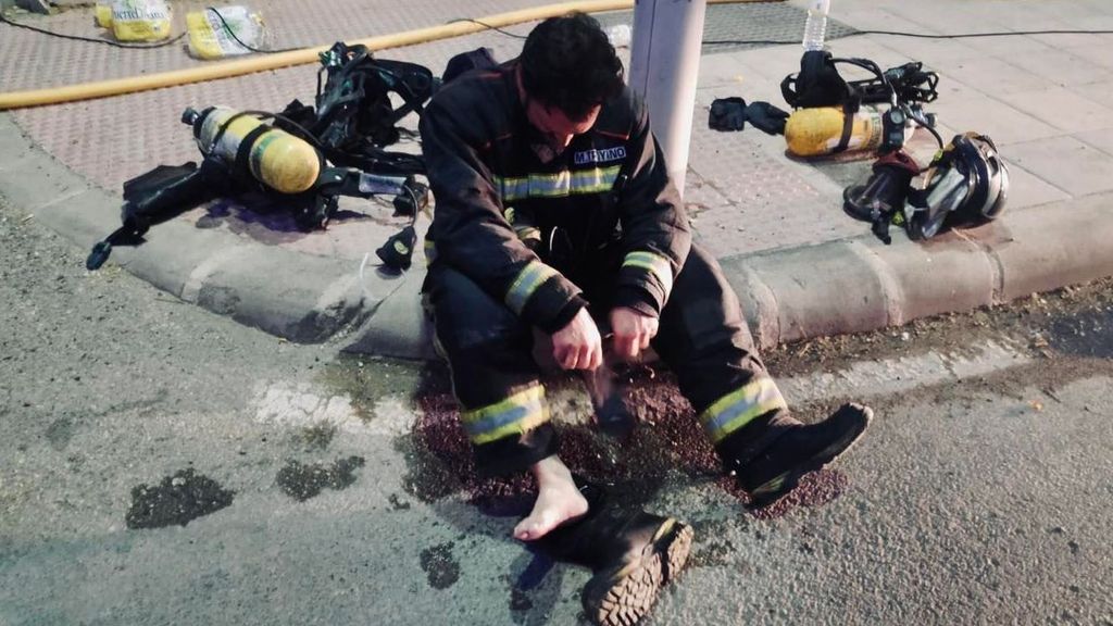 Foto viral en la que Manuel descansa tras varias horas de lucha contra el fuego