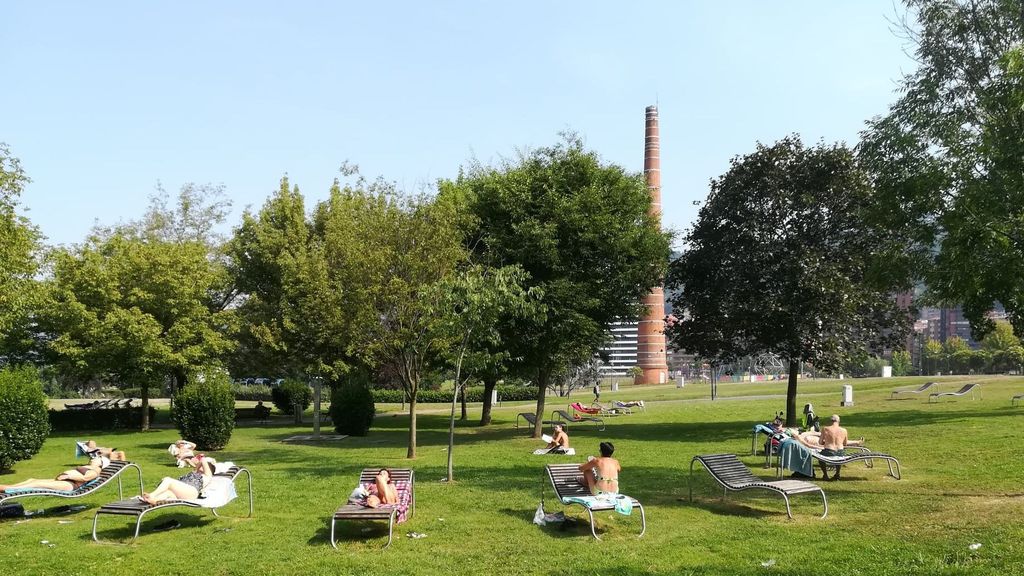 Gente tomando el sol en un parque de Bilbao