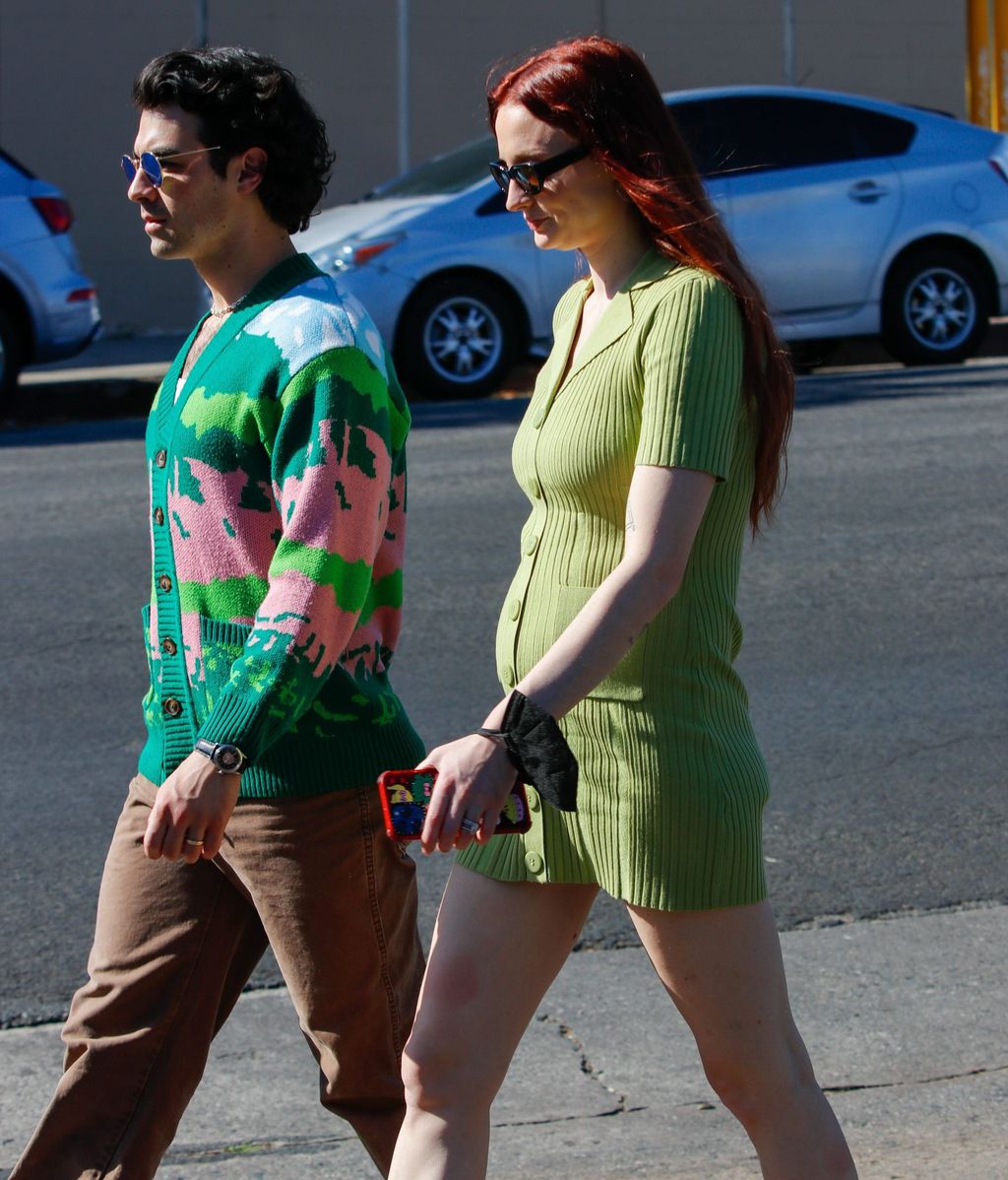 Joe Jonas y Sophie Turner paseando