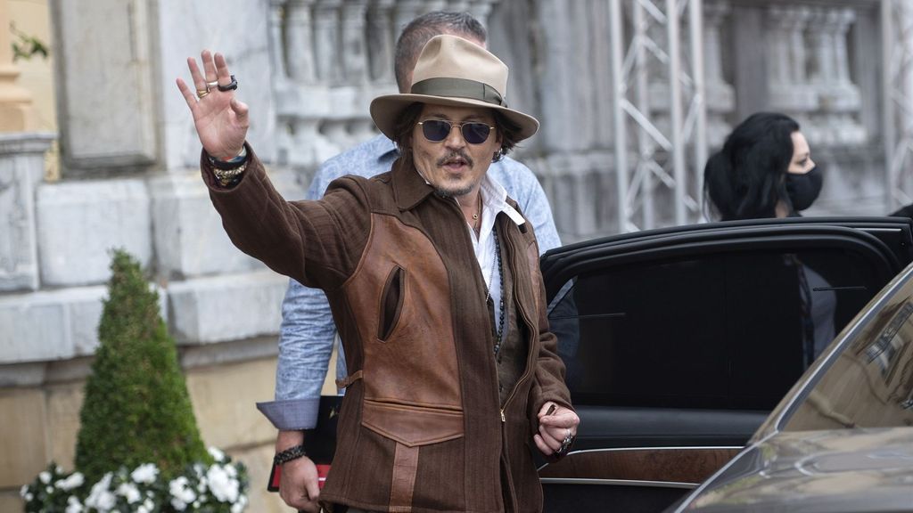 Johnny Depp saliendo de un hotel