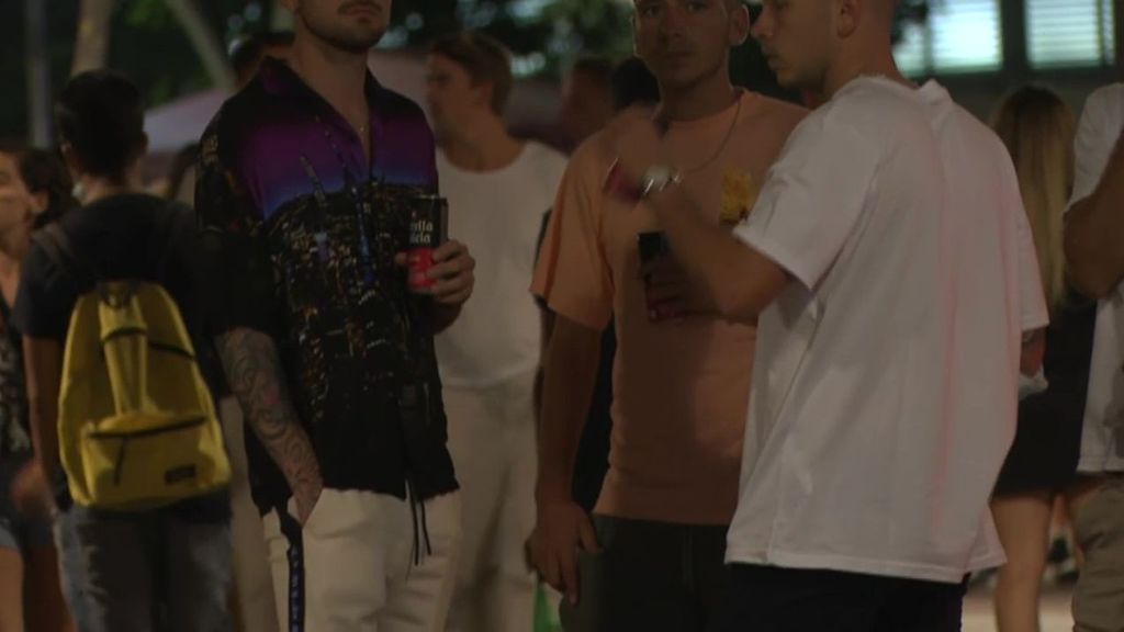 Las calles de Poble-Sec, en Barcelona, se llenan de jóvenes haciendo botellón