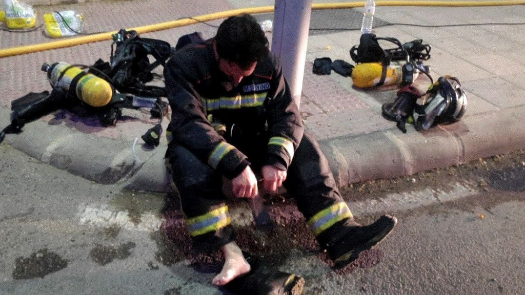 Los que esconde al imagen viral del bombero exhausto de Jaén