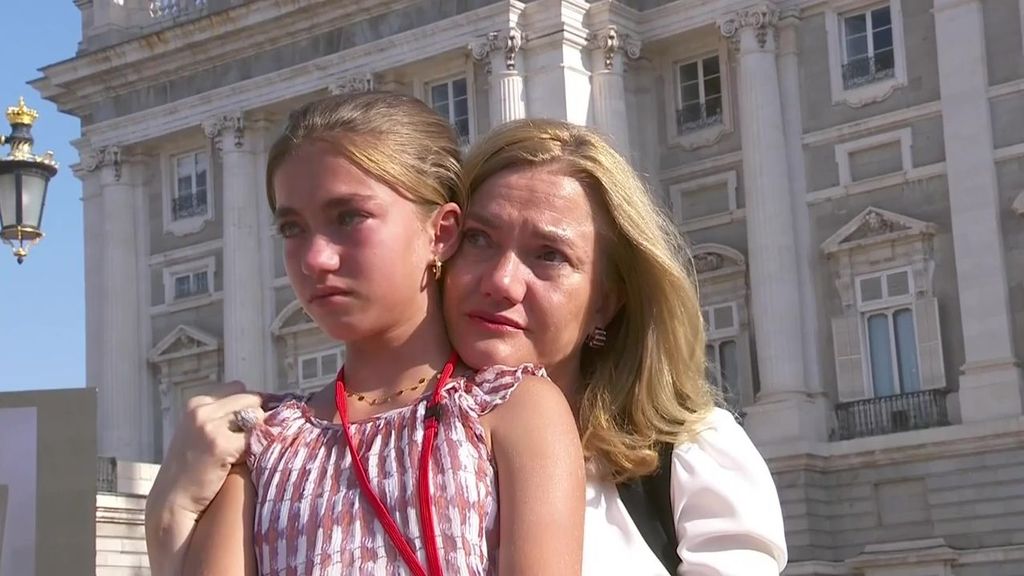 Madre e hija abrazadas, mientras se consuelan en el homenaje de Estado a las víctimas de la covid