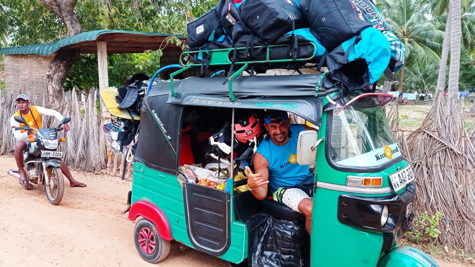 Mario en su tuk-tuk adaptado para llevar el material de kite surf de la escuela de la que es propietario.
