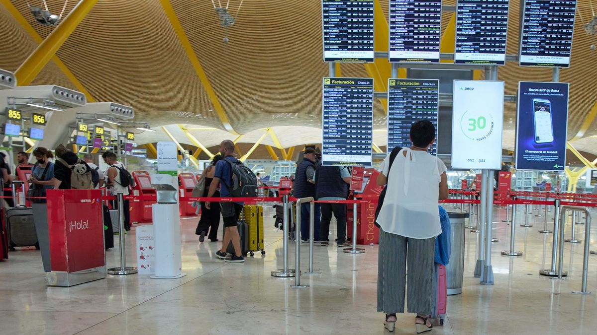 Paneles y varias personas hacen cola en las terminal T4 del aeropuerto Adolfo Suárez Madrid-Barajas, a 11 de julio de 2022