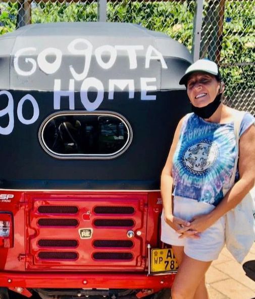 Susana posa junto a un tuk-tuk con el slogan usado para forzar la dimisión de Gotabaya Rajapaksa