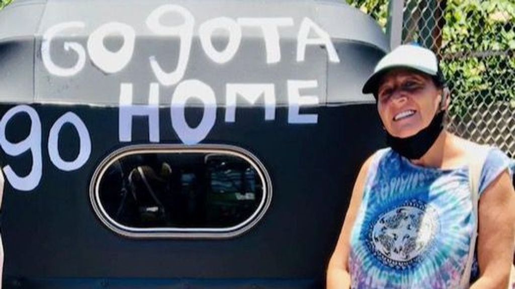 Susana posa junto a un tuk-tuk con el slogan usado para forzar la dimisión de Gotabaya Rajapaksa