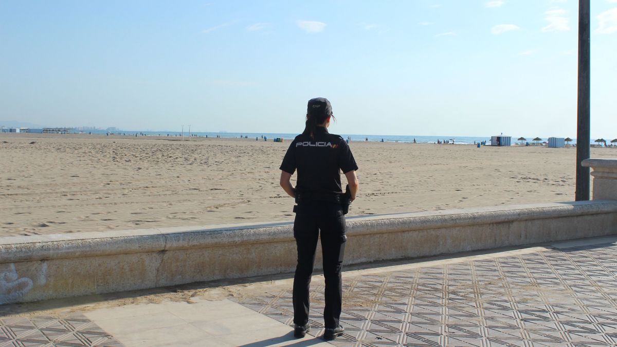 Un hombre es detenido por intentar desnudar y ahogar a una mujer en la playa de la Malvarrosa Un hombre es detenido por intentar desnudar y ahogar a una mujer en la playa de la Malvarrosa