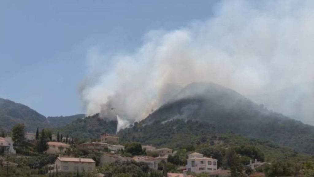 Ascienden a 3.065 los desalojados por el incendio en la Sierra de Mijas, en Málaga