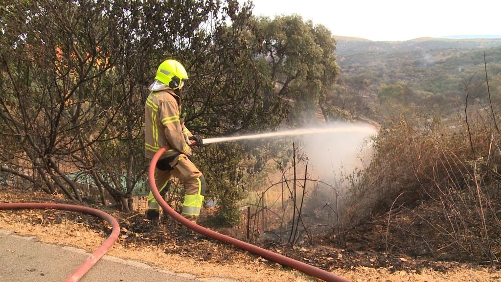 El incendio en el Monfragüe corta la A-5 y obliga a evacuar a más vecinos