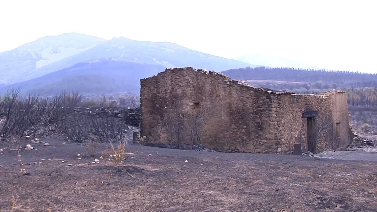 El incendio originado en Las Hurdes continúa en nivel 2 de alerta: el viento y el calor complican su extinción