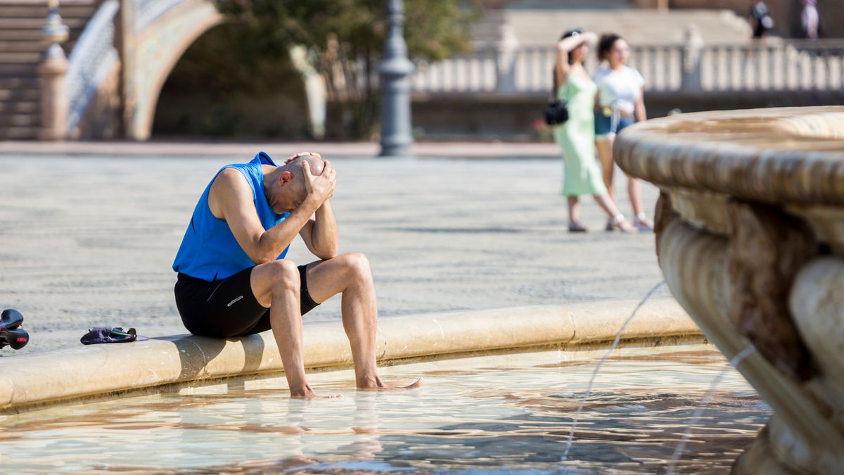 EuropaPress 4575299 14 july 2022 spain seville man cools off in the central fountain of the