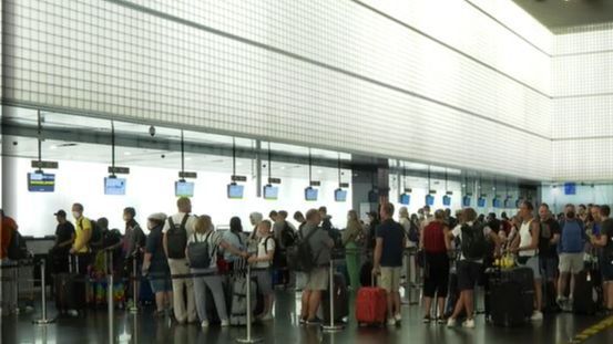 Las vacaciones de miles de pasajeros, en riesgo por las huelgas de easyJet y Ryanair: 215 vuelos, retrasados