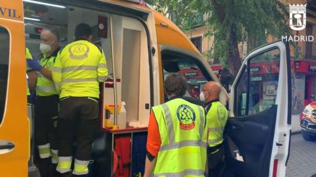 Sanitarios atienden al hombre de 60 años que sufrió un golpe de calor en Puente de Vallecas