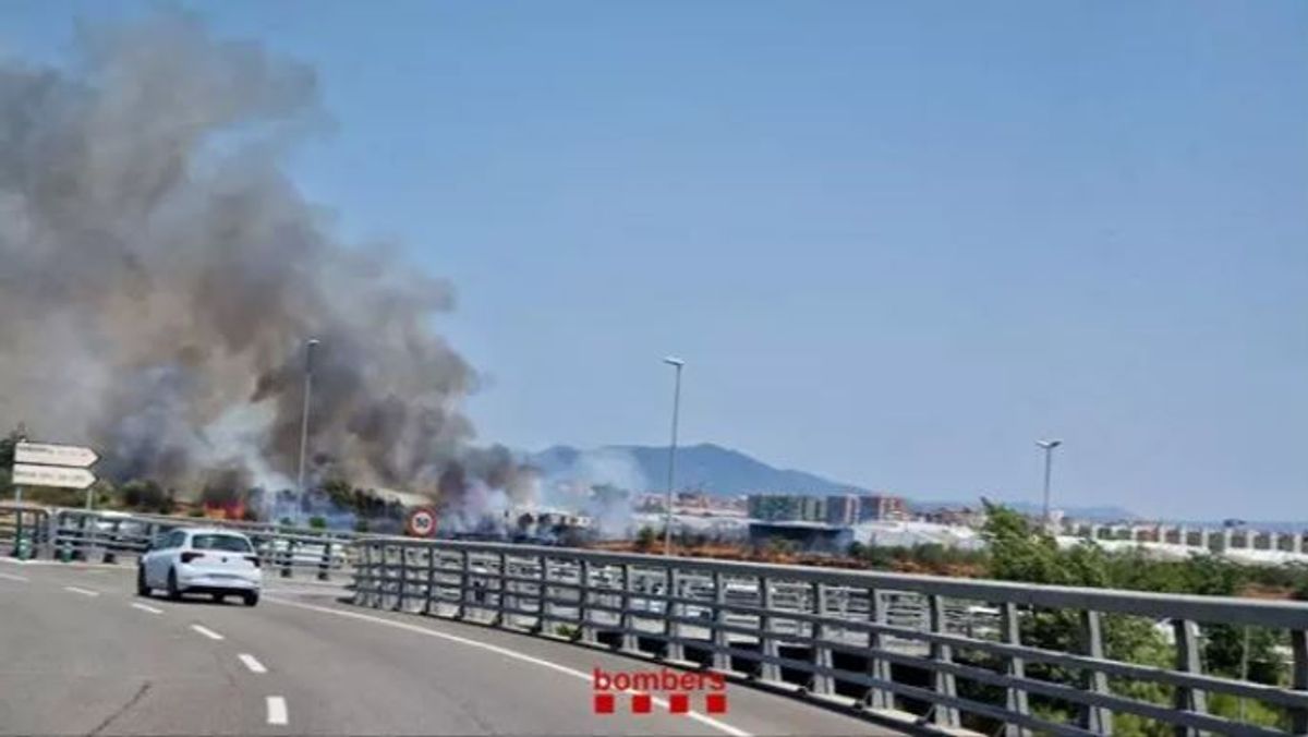 Un incendio provoca importantes daños en el aeropuerto de Sabadell, Barcelona