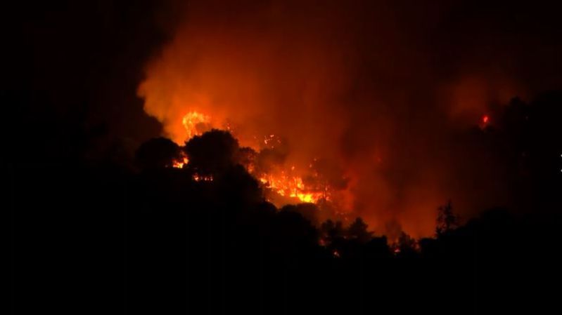 Ya son 2.765 los desalojados por el incendio en la Sierra de Mijas, Málaga: el fuego sigue avanzando