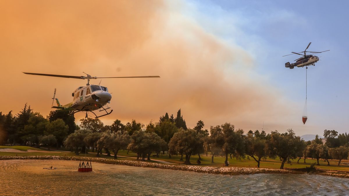 EuropaPress 4578052 15 july 2022 spain alhaurin torre helicopters fetch water for extinguishing EuropaPress 4578052 15 july 2022 spain alhaurin torre helicopters fetch water for extinguishing