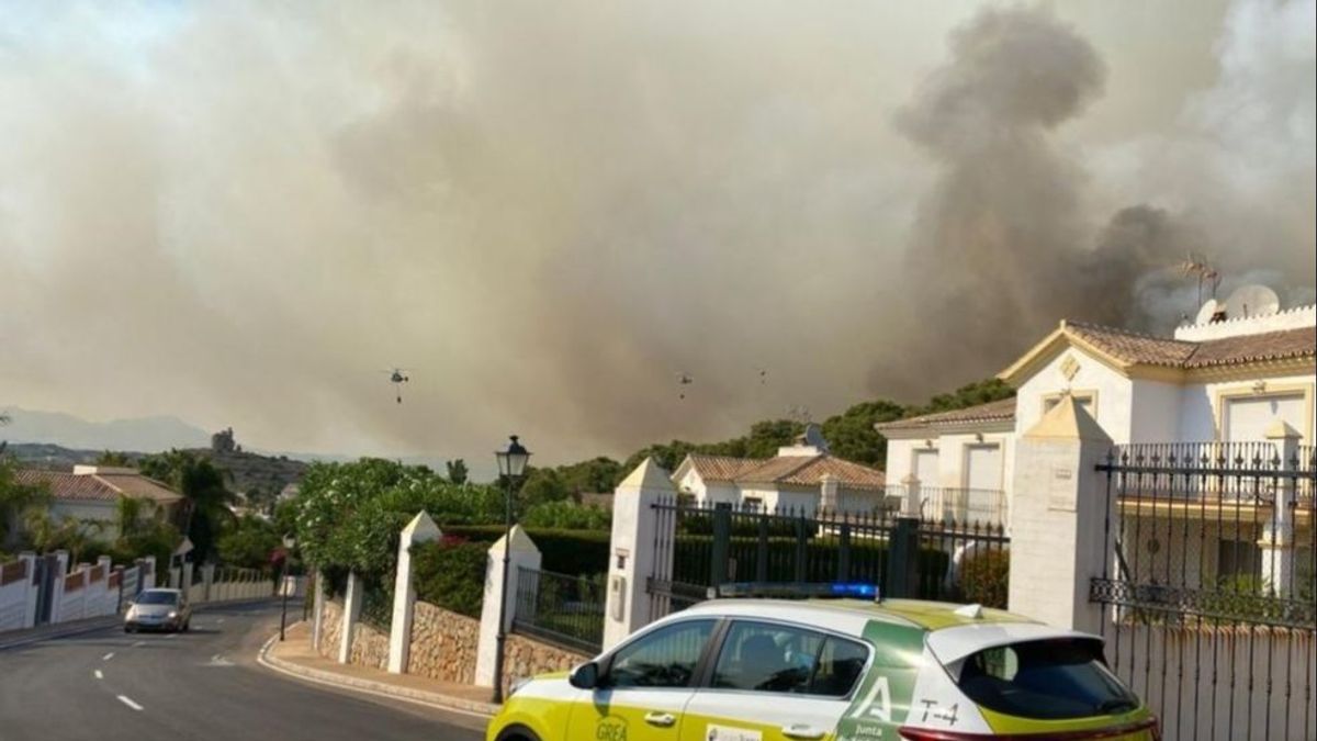 EuropaPress 4578644 coche 112 emergencias andalucia junto incendio forestal activo alhaurin