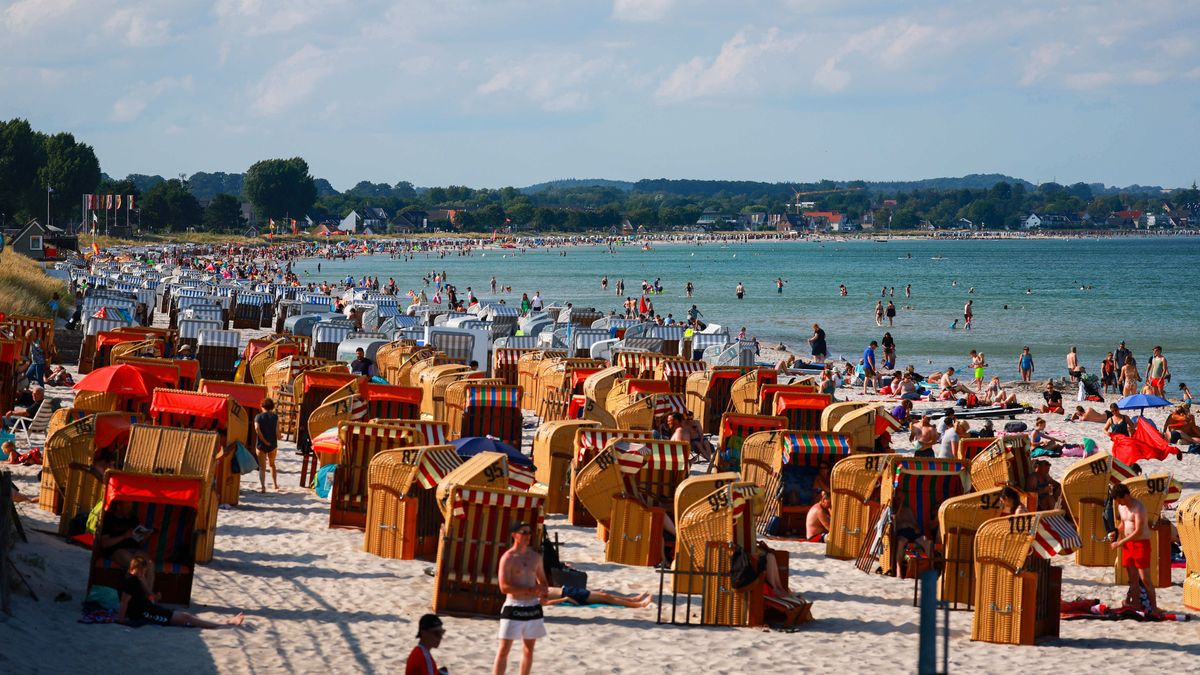 EuropaPress 4579306 13 july 2022 schleswig holstein scharbeutz people enjoy the summer weather EuropaPress 4579306 13 july 2022 schleswig holstein scharbeutz people enjoy the summer weather