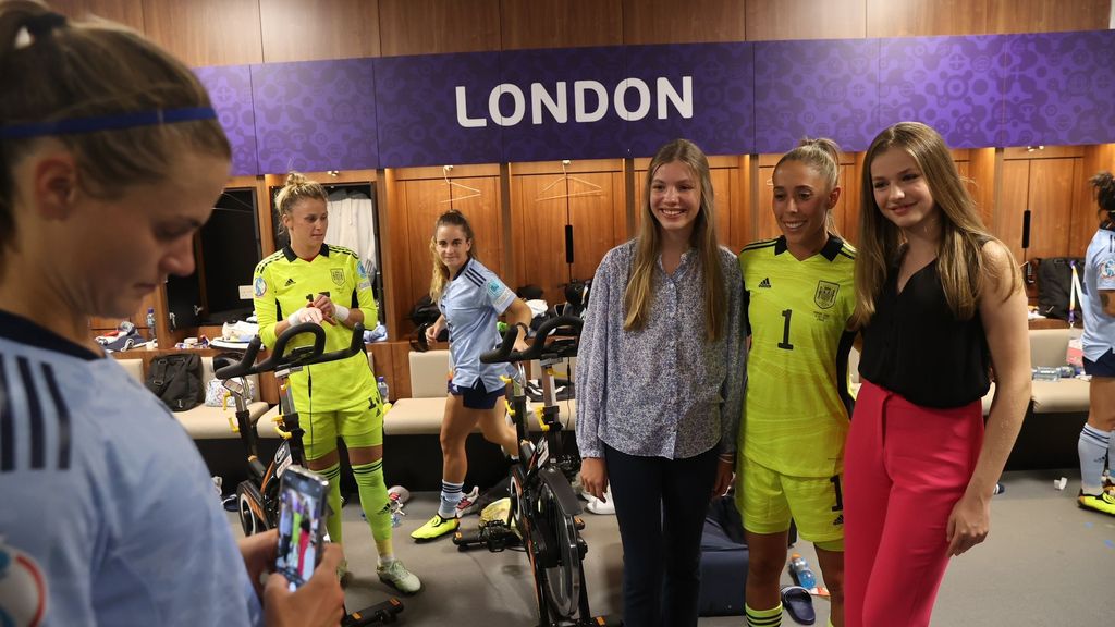 La Princesa Leonor y la Infanta Sofía felicitan a la selección femenina por su pase a cuartos de final