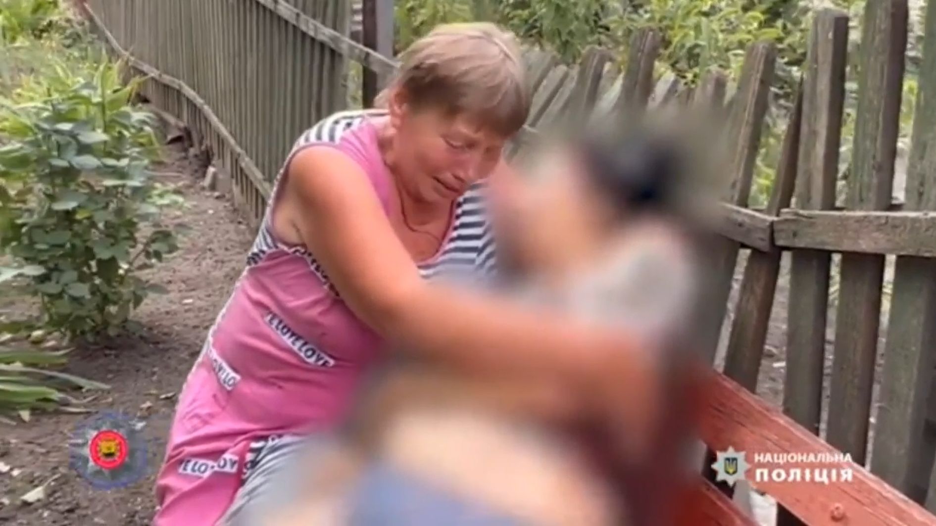 Las lágrimas de una mujer llorando abrazada a otra que ha muerto en un bombardeo ruso sobre Donetsk