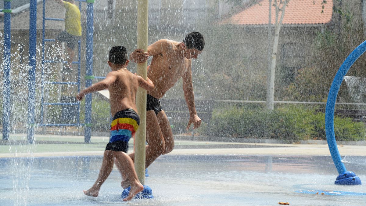 OLA DE CALOR EN OURENSE, UNA SEMANA. FUENTE DE CHORROS EN EL PARQUE INFANTIL "ALAMEDA DO CRUCEIRO", EN EL CENTRO DE LA CIUDAD, UNA DE LAS DOS QUE TIENE ACTIVADOS LOS CHORROS DE AGUA EN TODA LA CIUDAD. OURENSE 14/07/22. FOTO ROSA VEIGA OLA DE CALOR EN OURENSE, UNA SEMANA. FUENTE DE CHORROS EN EL PARQUE INFANTIL "ALAMEDA DO CRUCEIRO", EN EL CENTRO DE LA CIUDAD, UNA DE LAS DOS QUE TIENE ACTIVADOS LOS CHORROS DE AGUA EN TODA LA CIUDAD. OURENSE 14/07/22. FOTO ROSA VEIGA