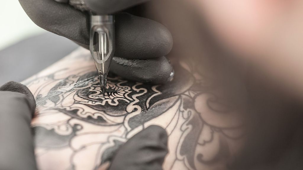 Confirman un brote de 12 casos de viruela del mono relacionados con un estudio de tatuajes de Cádiz