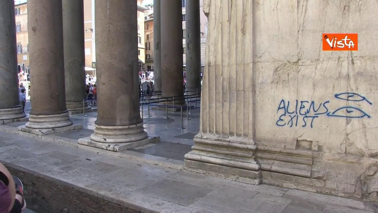 Aparece un grafiti en el emblemático Panteón de Roma: buscan a los autores