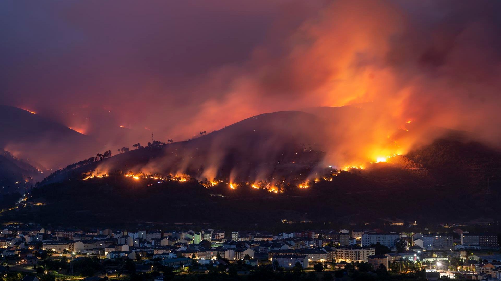 Carballeda de Valdeorras, en Ourense, cercada por las llamas: 2.400 hectáreas han sido arrasadas