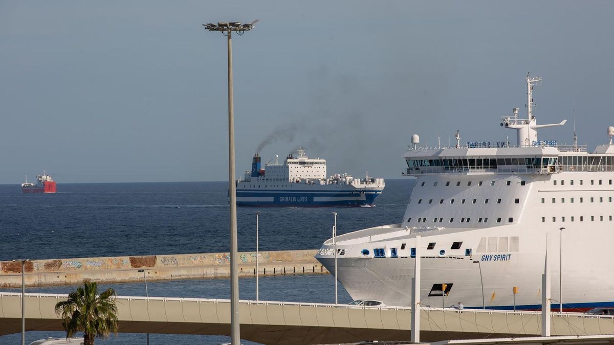 Colau propone que lleguen un máximo de tres cruceros al día para reducir el impacto ambiental Colau propone que lleguen un máximo de tres cruceros al día para reducir el impacto ambiental