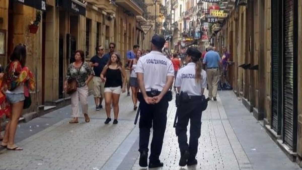 Dos agentes de la Guardia Municipal patrullan por una calle de Donostia