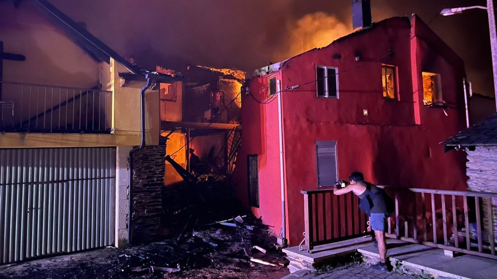El fuego ha calcinado casas en la parroquia de Alixo, en Valdeorras (Ourense).