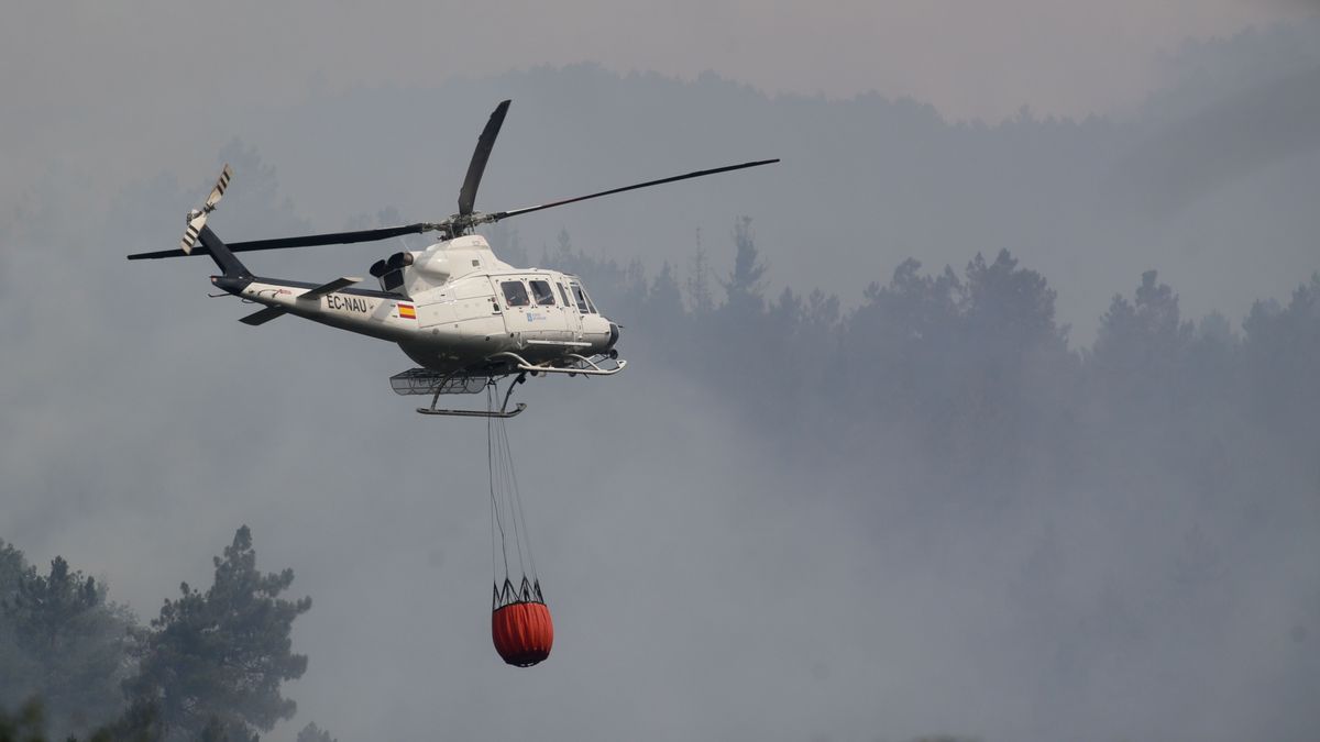 Helicóptero en un incendio en Lugo Helicóptero en un incendio en Lugo