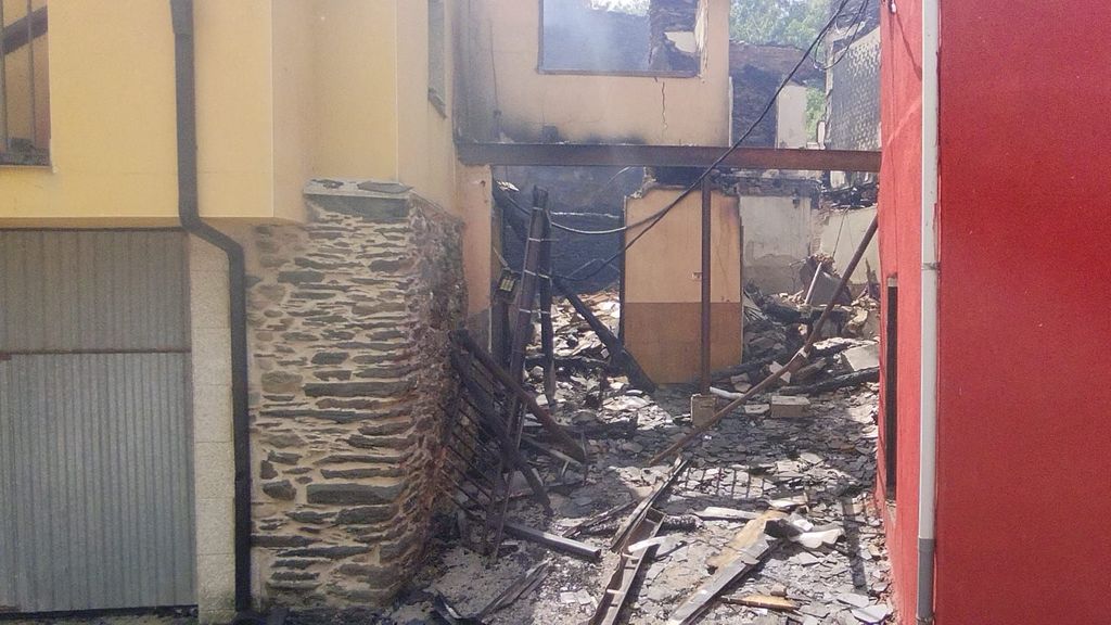 Imagen de una vivienda de Alixo, destruida por dentro.