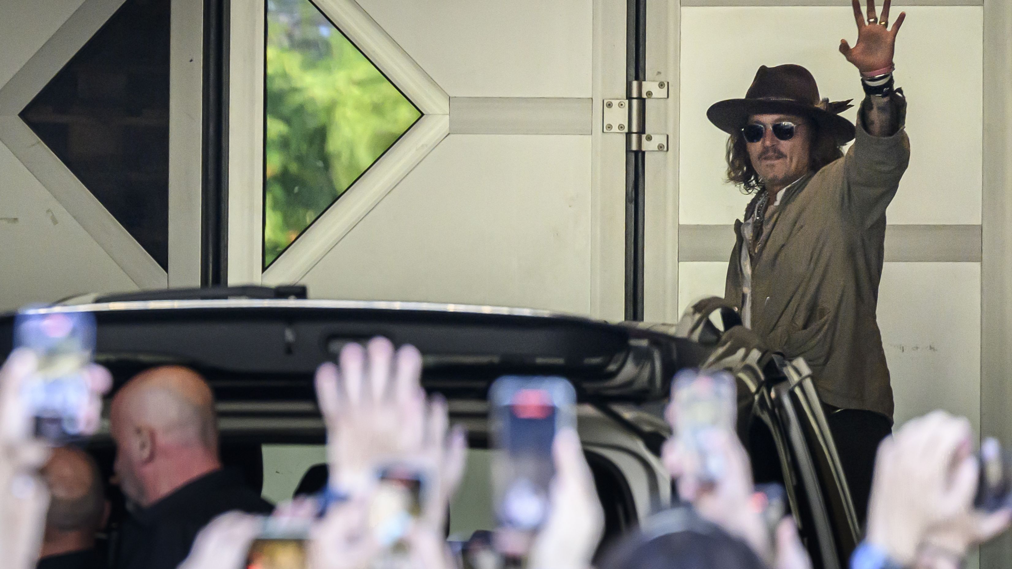 Johnny Depp appare in Italia e speculano con un nuovo partner