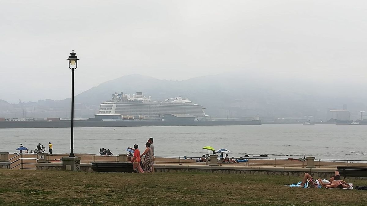 La playa de Ereaga mientras entra la galerna La playa de Ereaga mientras entra la galerna