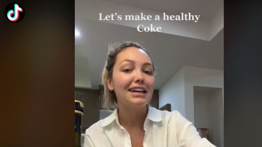 La tiktoker que creó una receta "healthy" de Coca-Cola