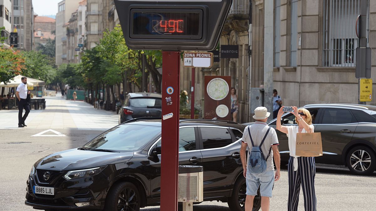 OLA DE CALOR EN OURENSE, UNA SEMANA. EL TERMÓMETRO DEL PARQUE DE SAN LÁZAROM, EL MÁS CÉNTRICO Y FOTOGRAFIADO, EN LA MÁXIMA QUE ALCANZÓ ESTA TARDE...OURENSE 14/07/22. FOTO ROSA VEIGA OLA DE CALOR EN OURENSE, UNA SEMANA. EL TERMÓMETRO DEL PARQUE DE SAN LÁZAROM, EL MÁS CÉNTRICO Y FOTOGRAFIADO, EN LA MÁXIMA QUE ALCANZÓ ESTA TARDE...OURENSE 14/07/22. FOTO ROSA VEIGA
