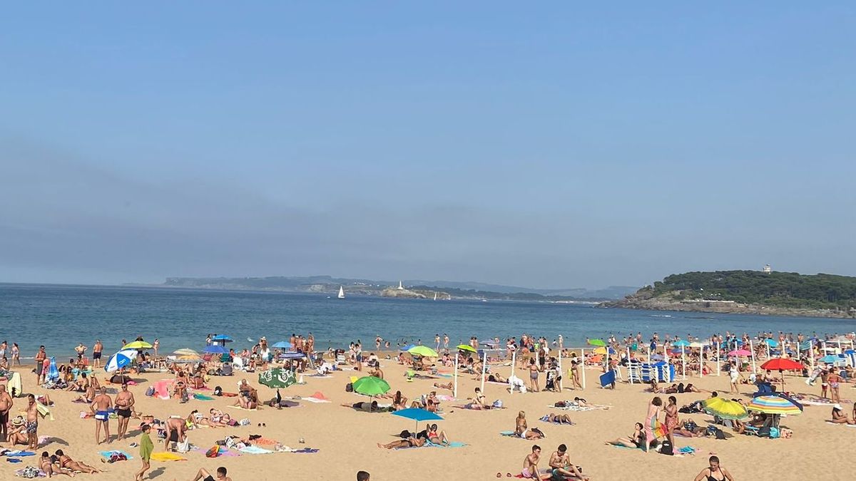 Playa del Sardinero, Santander: los bañistas 'huyen' de la ola de calor