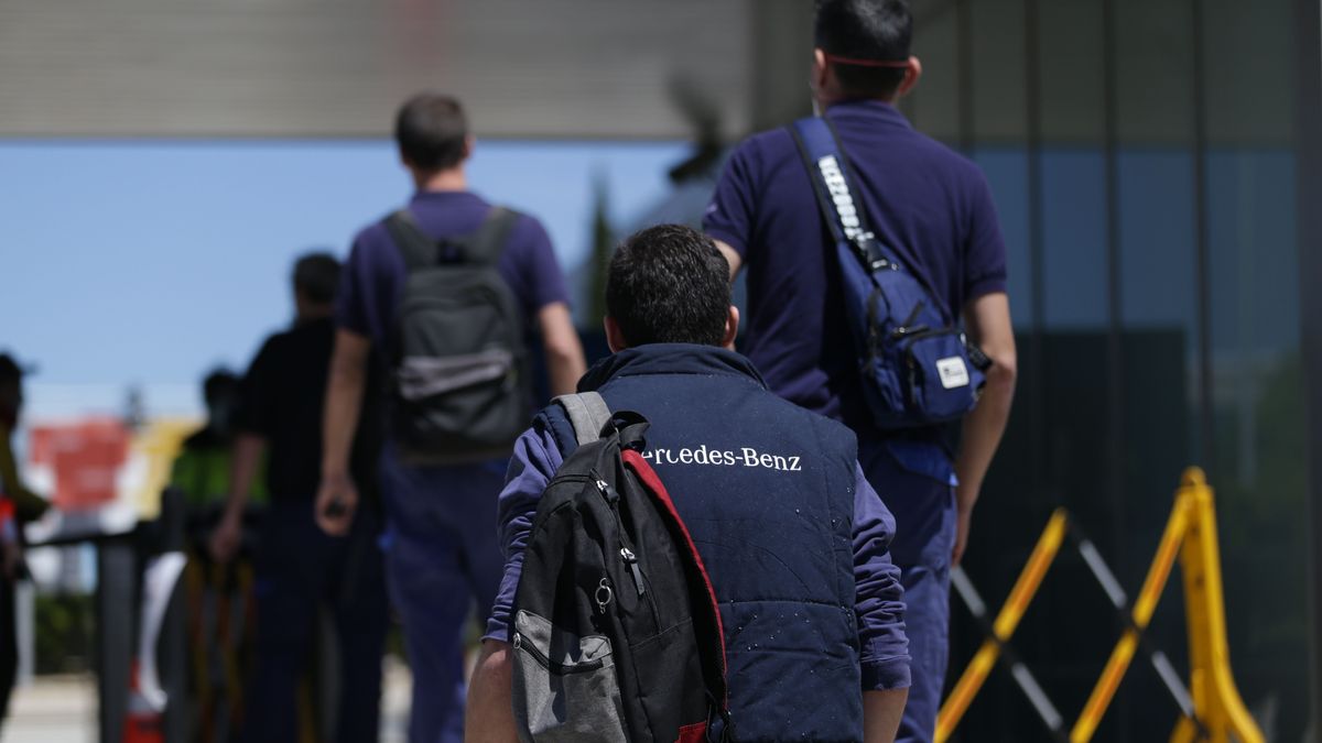 Trabajadores de la planta de Mercedes-Benz de Vitoria entran a las instalaciones Trabajadores de la planta de Mercedes-Benz de Vitoria entran a las instalaciones