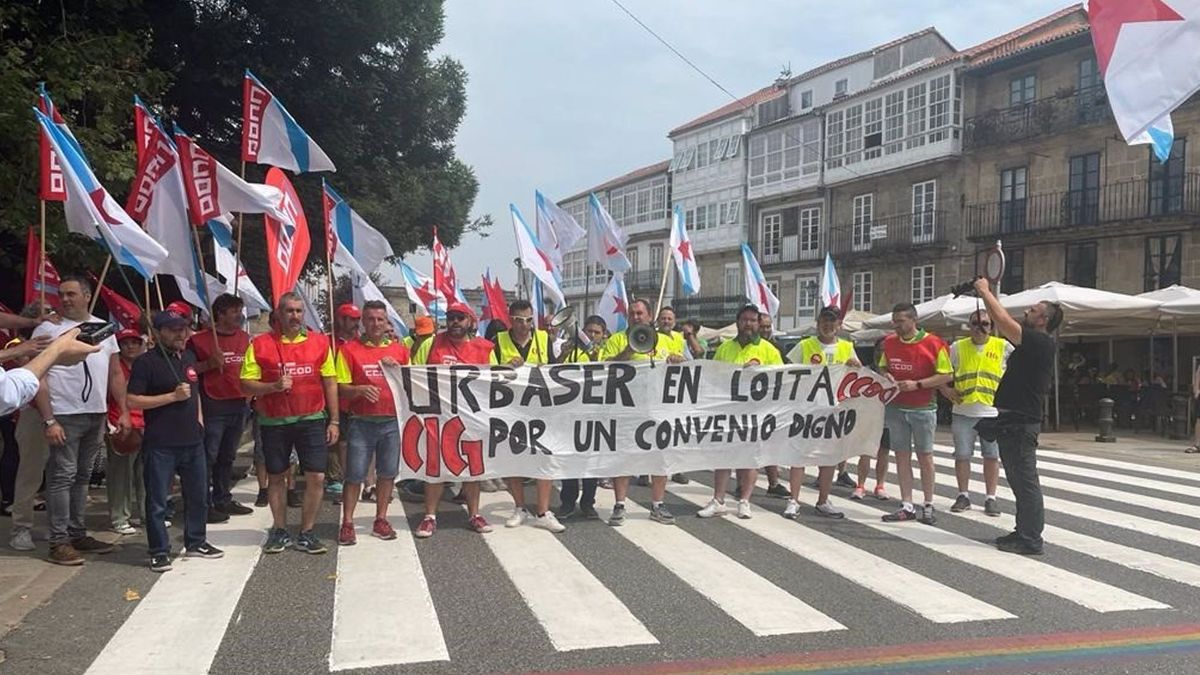 Trabajadores de Urbaser manifestándose en las calles de la capital gallega.