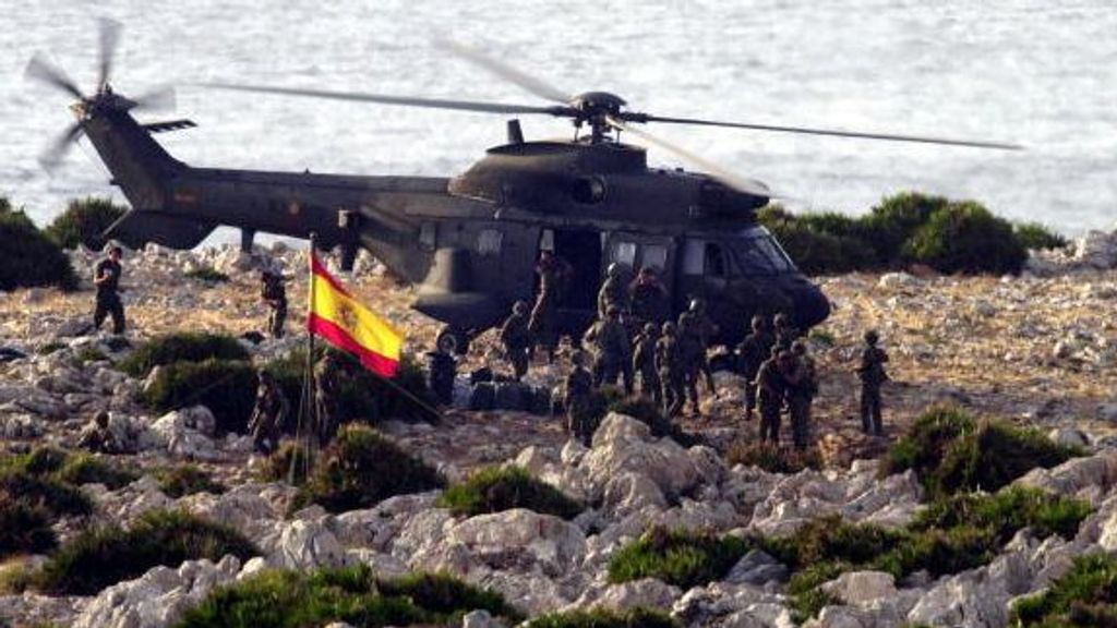 Un helicóptero del ejército español aterriza el 20 de julio de 2002