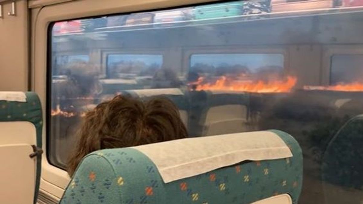 Un pasajero del AVE Madrid-Ferrol cercado por el fuego: "Empezó a oler a chamusquina y nos empezó el canguelo"