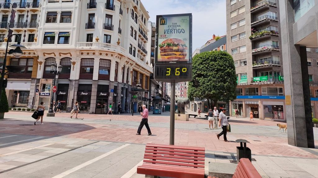 Un termómetro en Oviedo, Asturias, marca una temperatura de 36 grados en plena ola de calor