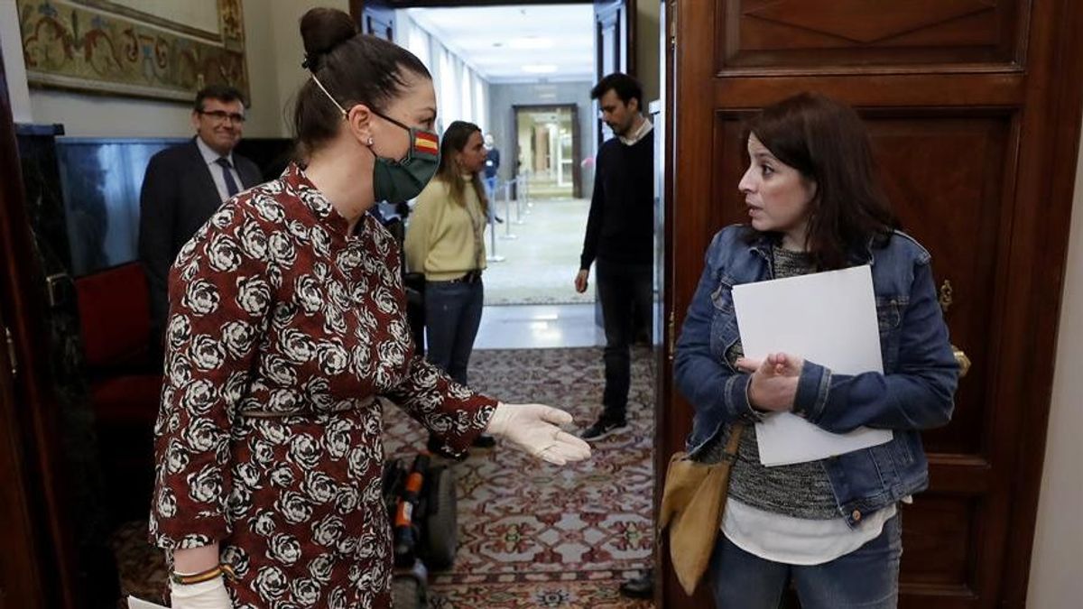 Una embarazada Macarena Olona charla con Adriana Lastra en el Congreso Una embarazada Macarena Olona charla con Adriana Lastra en el Congreso