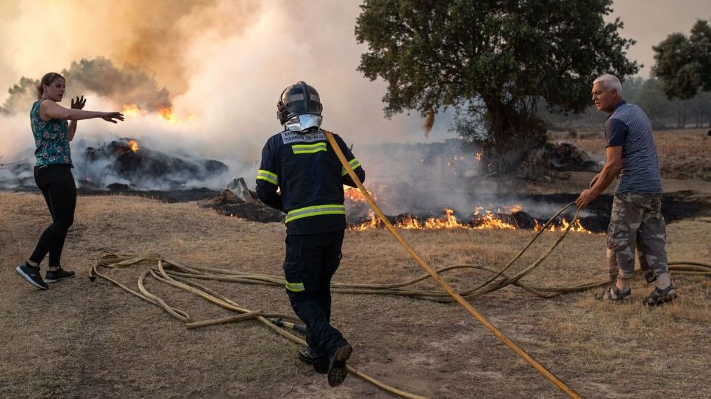 Dos mil vecinos desalojados en Hoyo de Pinares por el incendio de Cebreros en Ávila